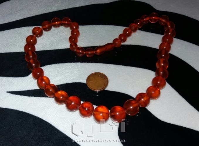 عقد مصنوع من العنبر أو كهرمان أو كهرب من أقدم الأحجار الكريمة من آلاف السنين