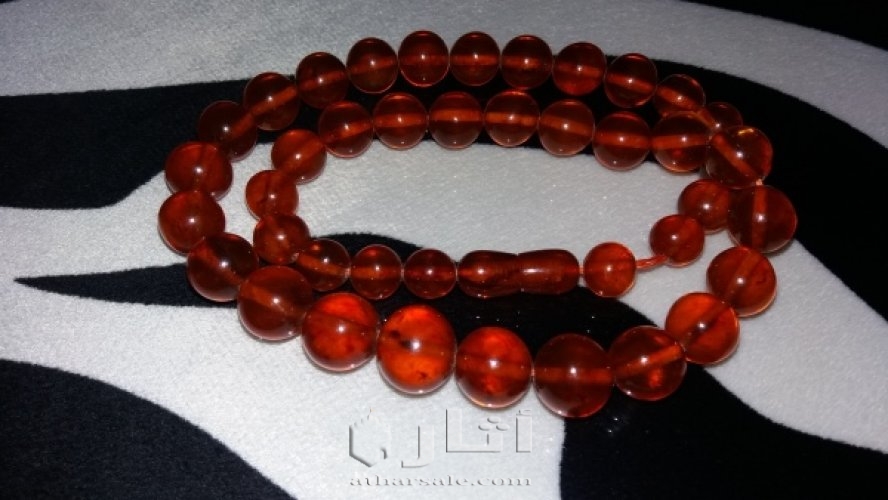 عقد مصنوع من العنبر أو كهرمان أو كهرب من أقدم الأحجار الكريمة من آلاف السنين