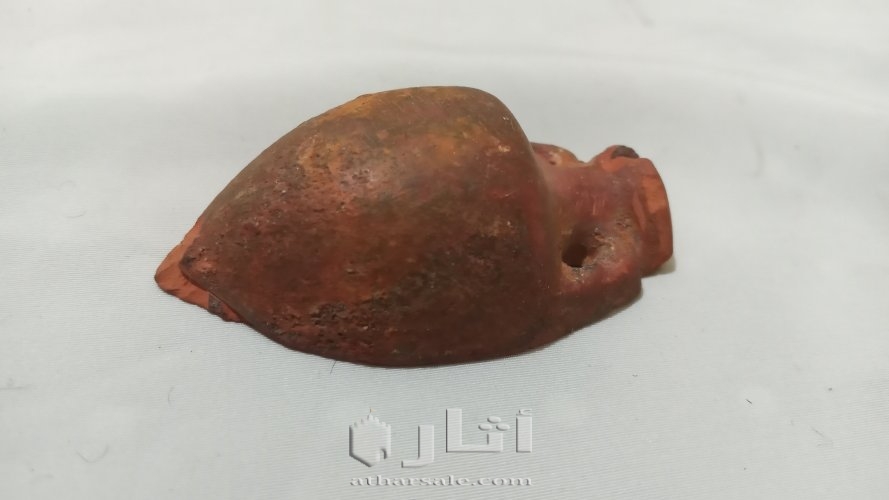 قطعة فخارية طينية عتيقة