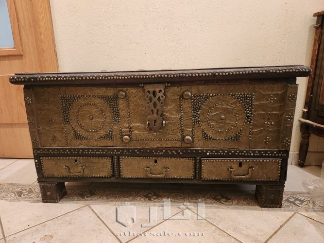 صندوق تراثي قديم.