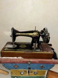 مكينة خياطة قديمة