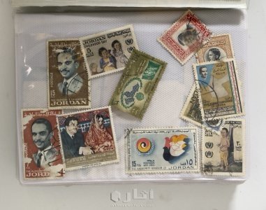 ‏كتاب يحتوي على مجموعة كبيرة من الطوابع البريدية القديمة جدًا