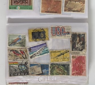 ‏كتاب يحتوي على مجموعة كبيرة من الطوابع البريدية القديمة جدًا 16