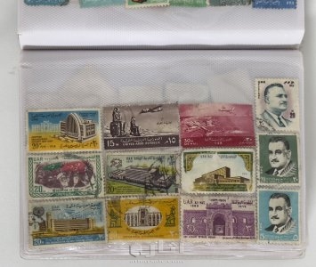 ‏كتاب يحتوي على مجموعة كبيرة من الطوابع البريدية القديمة جدًا 15