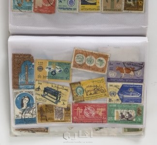 ‏كتاب يحتوي على مجموعة كبيرة من الطوابع البريدية القديمة جدًا 13