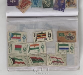 ‏كتاب يحتوي على مجموعة كبيرة من الطوابع البريدية القديمة جدًا 4