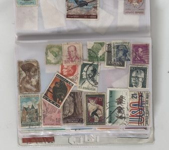 ‏كتاب يحتوي على مجموعة كبيرة من الطوابع البريدية القديمة جدًا 2