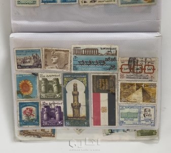 ‏كتاب يحتوي على مجموعة كبيرة من الطوابع البريدية القديمة جدًا 1