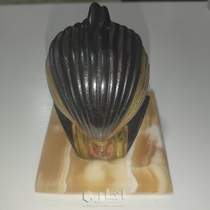 تمثال فرعوني مصنوع من المعدن بقاعدة من الرخام 3