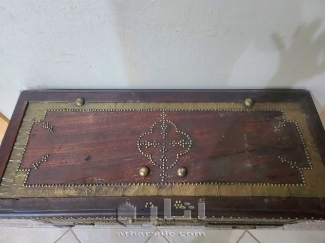 صندوق تراثي قديم.
