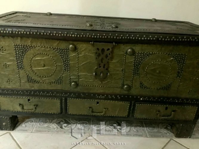 صندوق تراثي قديم.