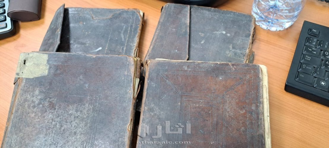 مصحف مجزء في اربع كتب  بكتابة يدوية في عام 1350
