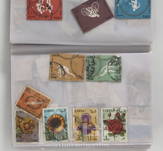 ‏كتاب يحتوي على مجموعة كبيرة من الطوابع البريدية القديمة جدًا