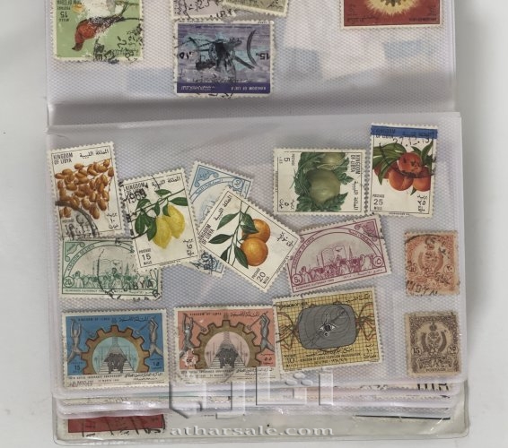 ‏كتاب يحتوي على مجموعة كبيرة من الطوابع البريدية القديمة جدًا