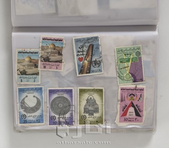 ‏كتاب يحتوي على مجموعة كبيرة من الطوابع البريدية القديمة جدًا