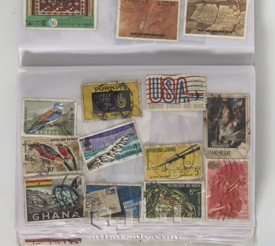 ‏كتاب يحتوي على مجموعة كبيرة من الطوابع البريدية القديمة جدًا