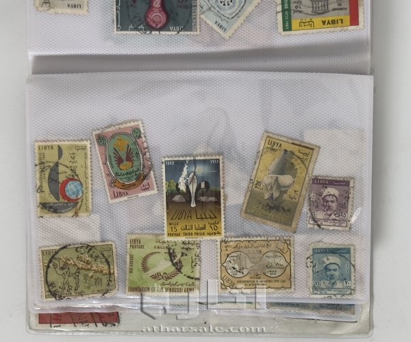 ‏كتاب يحتوي على مجموعة كبيرة من الطوابع البريدية القديمة جدًا