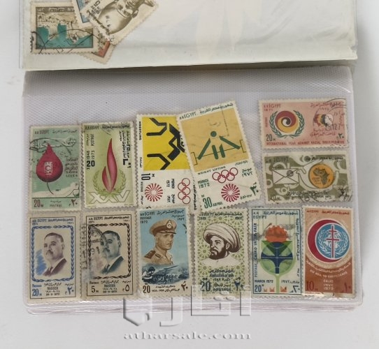 ‏كتاب يحتوي على مجموعة كبيرة من الطوابع البريدية القديمة جدًا