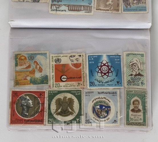 ‏كتاب يحتوي على مجموعة كبيرة من الطوابع البريدية القديمة جدًا