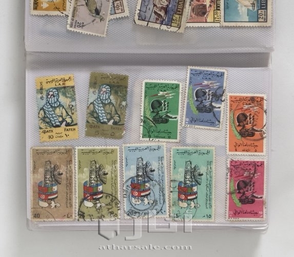 ‏كتاب يحتوي على مجموعة كبيرة من الطوابع البريدية القديمة جدًا