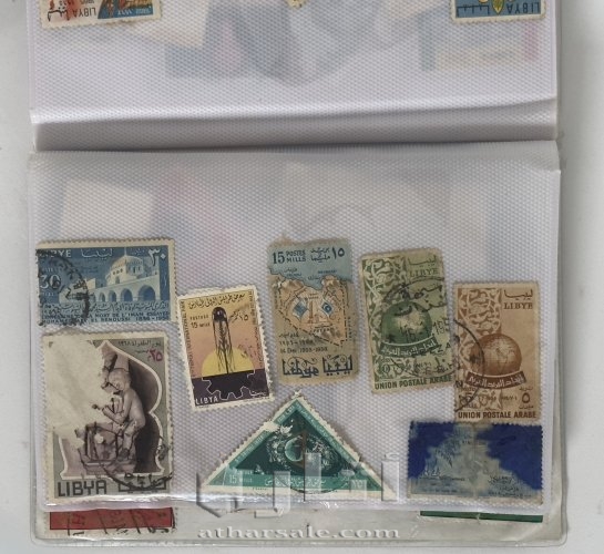 ‏كتاب يحتوي على مجموعة كبيرة من الطوابع البريدية القديمة جدًا