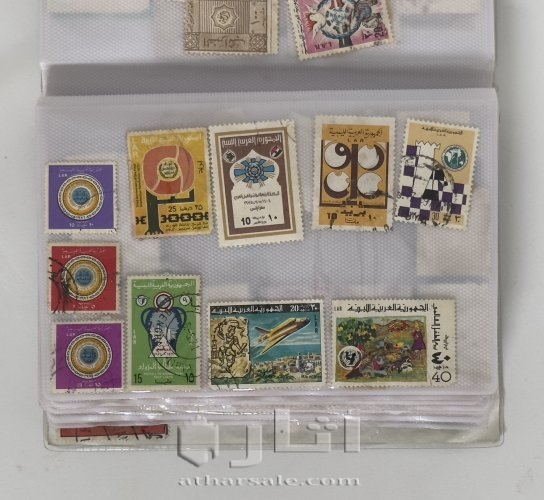 ‏كتاب يحتوي على مجموعة كبيرة من الطوابع البريدية القديمة جدًا