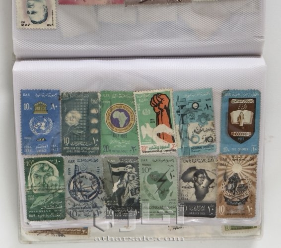 ‏كتاب يحتوي على مجموعة كبيرة من الطوابع البريدية القديمة جدًا