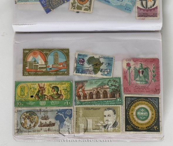 ‏كتاب يحتوي على مجموعة كبيرة من الطوابع البريدية القديمة جدًا