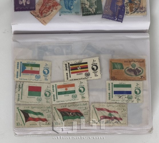 ‏كتاب يحتوي على مجموعة كبيرة من الطوابع البريدية القديمة جدًا