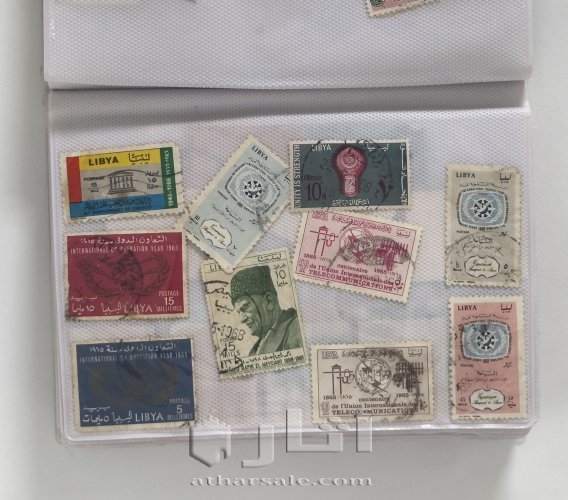 ‏كتاب يحتوي على مجموعة كبيرة من الطوابع البريدية القديمة جدًا