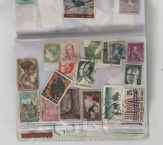 ‏كتاب يحتوي على مجموعة كبيرة من الطوابع البريدية القديمة جدًا