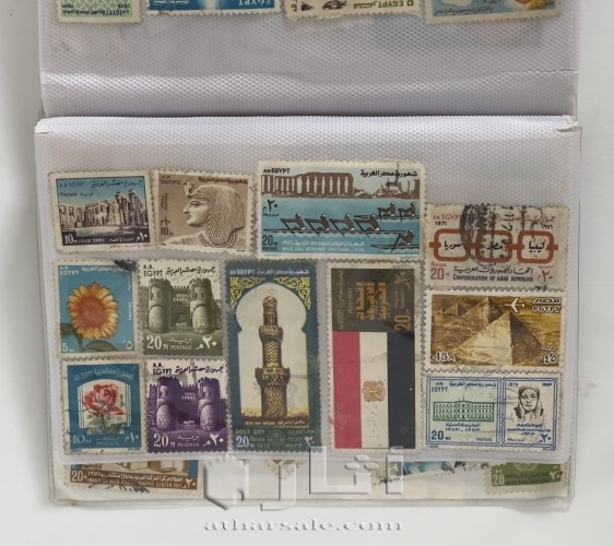 ‏كتاب يحتوي على مجموعة كبيرة من الطوابع البريدية القديمة جدًا