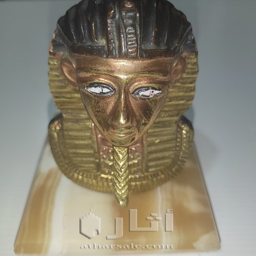 تمثال فرعوني مصنوع من المعدن بقاعدة من الرخام