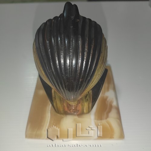 تمثال فرعوني مصنوع من المعدن بقاعدة من الرخام