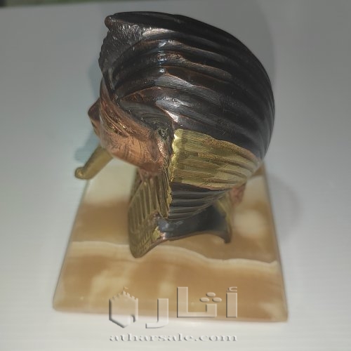 تمثال فرعوني مصنوع من المعدن بقاعدة من الرخام