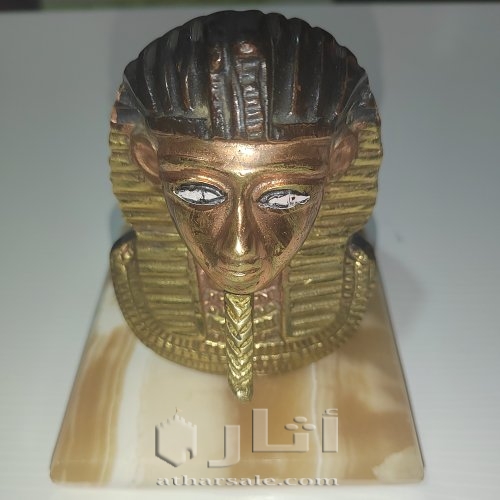 تمثال فرعوني مصنوع من المعدن بقاعدة من الرخام
