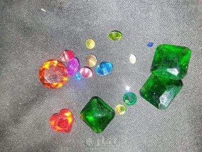 مجموعة من الماس والأحجار الكريمة