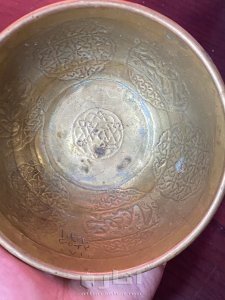 اناء ( طبق ) من النحاس مزغرف بالفضة من اكثر من 400 سنه