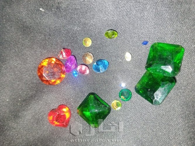 مجموعة من الماس والأحجار الكريمة