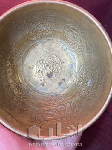 اناء ( طبق ) من النحاس مزغرف بالفضة من اكثر من 400 سنه