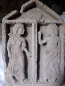 اثار يهوديه تحفه يهوديه لاتنين كهنه يهود من العصر الروماني حجر قديمه جدااااااا