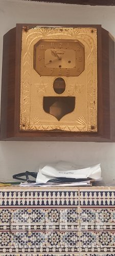 ساعة حائطية قديمة