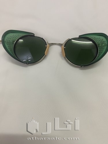 نظارتان قديمة جداً ماركة ويلسون