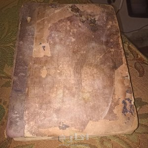 الجزء الثالث والرابع من مجلد صحيح  البخاري عمره اكثر من 136 سنة