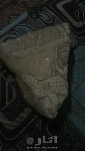 تمثال حميري و حجر منحوت عليه اسد ورجل حامل رمح