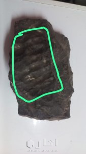 نيزك عليها آثار صوبع بشريه