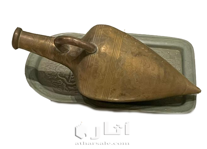 جرة ماء نحاسية قديمة مع صحن