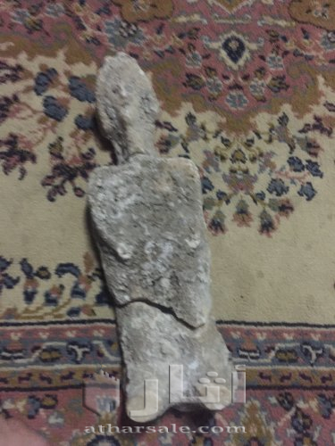 تمثال حميري و حجر منحوت عليه اسد ورجل حامل رمح