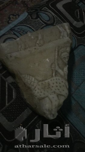 تمثال حميري و حجر منحوت عليه اسد ورجل حامل رمح