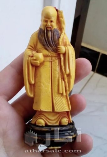 قطعة قديمة لتمثال صيني